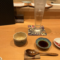 日本料理 丸しま - お昼のコース６９３０円、食前酒。炭酸水５７７円。食前酒は、ノンアルコールの白ワインです。