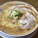 まよさわ - ラーメンは背脂たっぷりです