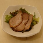 四川 - 前菜　焼豚
            変な癖もなくタレなし
            塩味でも間違いない美味しい味わい！
