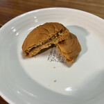 村上開新堂 - ロシアケーキ[ゆずジャムサンド] 190円
                                断面アップ