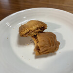 村上開新堂 - ロシアケーキ[ブドウジャムサンド] 190円
                                断面アップ