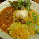 SPICY CURRY 魯珈 - 限定2種カレー　右がメカジキ　左がタコチリコンカン