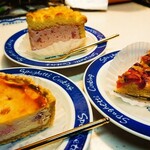 カナデ - （奥、左、右の順に)いちごのムースケーキ(￥450)、ベリーのチーズタルト(￥400)、ラムのアーモンドタルト(￥400)。
ケーキたちを3品。