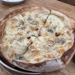 大衆イタリアンかね子 - ４種のチーズピザ〜はちみつ添え〜　780円