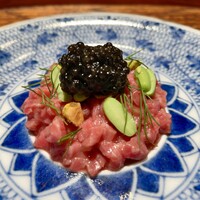 肉割烹 上 - 牛（カメノコ）のタルタル 燻製キャビア  枝豆 ディル ピスタチオ 生粒胡椒