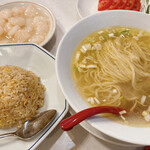 中国料理　王味 - 小エビ入りラーメンと半チャーハン