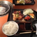 石屋 - 焼肉ランチＣセット
            990円
            ホルモンが食べたくなって注文
            ホルモンは解凍が足りていないのか随分焼いても冷たかった
            嫁が食べたお肉のほうもイマイチかな