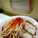 ラーメン生郎 - ぶたラーメン640円＠2013/01。過去は知らんけど2013年現在、二郎とは似ても似つかない個性派の醤油らーめん。個人的にはキビシイかなぁ。