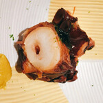 鮨 はなやま - 箸でさけるタコ