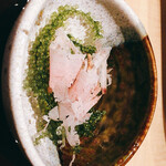 鮨 はなやま - 箸休めの海ぶどうに削りたて鰹節かけ