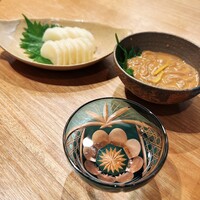 手打ち蕎麦 欅 - パリパリ大根の漬物、自家製いかの塩辛