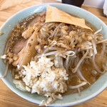 ラーメン 工藤 - チーズ乗せ・アブラマシマシ・野菜・ニンニク・カラメ