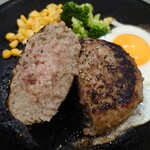 ペッパーランチ - だるまハンバーグ890円＋目玉焼き100円✨レアなためよく焼くようスタッフの方に言われました♪ふわふわ＆やわやわジューシーな肉塊。塩と粗挽き胡椒で味が整えられ、玉ねぎも入っています♪何も付けずとも◎♪