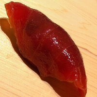 すが弥 - 赤身です。中に海苔を挟みます。磯の香りと鉄分が合う