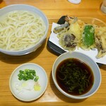 釜揚げ屋 - 天ぷら付き釜揚げうどん