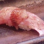 寿司栄 - 鯛の握り