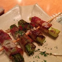 グリル プランチャ - アスパラベーコンの串焼き。