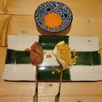 Tsukune Ya - つくね串ととうもろこしチーズつくね、トッピング紅花玉子の卵黄