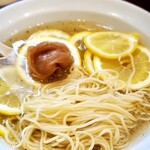 中華そば 一休 - レモン塩中華そば+南高梅 の麺