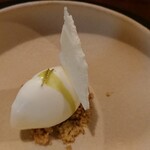 cenci - 前回いただいた北海道では珍しくない赤蝦夷松(下のフレークとアイスにかかった緑のソース)で更にすうっとするミルクアイスクリーム。濃ゆ～。