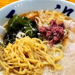 五福星 - 背脂梅生姜ワンタン麺 の麺