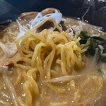 ラーメン みそら - 麺は、太めでちぢれた黄色い玉子麺