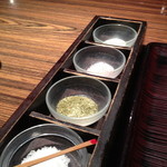 天ぷら新宿つな八 粹 - 粗塩、昆布塩、桜塩、わさび塩