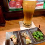 ビールで乾杯！ お通しはサワラ南蛮漬・じゃこ唐揚げ・菜の花おひたし