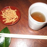 揚げ蕎麦。椿の箸置きが季節感を醸し出します！