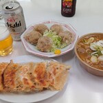 もん亭 - 餃子、シューマイ、もつ煮、缶ビール