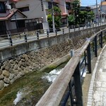 Shokujidokoro Atami Gion - 用水路？小川？河川？の様子