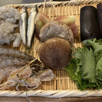 天七 - これから揚げられる食材、左上からかき揚げ、稚鮎、茗荷、茄子、車海老、椎茸エビしんじょ、大和芋大葉巻き