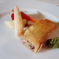 ラ シャッス - 千葉で罠捕りした仔イノシシのテット（頭）と豚足のパートブリック包み　クルスティアン　有機野菜のサラダ仕立て