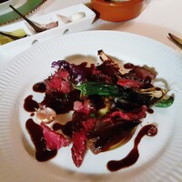 ラ シャッス - 北海道 占冠でとれたヒグマの炭火ロースト　静岡で採ってきた実山椒の赤ワインソース