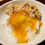 おみ乃 - ・そぼろと黄身醤油漬けオンザ土鍋ご飯