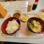 Izakaya Yobuko - ご飯、味噌汁、小鉢はカレー、沢庵