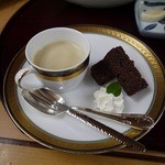 割烹　水面 - ほうじ茶プリンとチョコケーキ