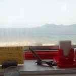 ラーメン・さっちょう - カウンター席からは日本海が見えます