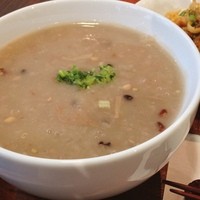 南青山エッセンス - 雑穀米の粥
                プリフィクスランチで粥か白米を選べます。粥は帆立の貝柱の出汁が効いていてこれだけでもずっと食べてられます。おいしい。