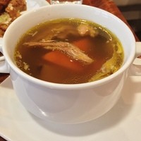 南青山エッセンス - 薬膳スープ
                  そこまで薬膳感なく、とても食べやすい。そしておいしい。椎茸や人参といった野菜がゴロゴロ入ってました。