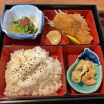 Yamashita Koubou - まぐろカツ、なすびの揚げ物、小松菜としらすの和え物、キャベツと海老のコールスローサラダ