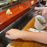 双葉寿司 - 漬け台の下からお水がチョロチョロ！意味なく洗ってしまう！！