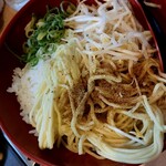 こてじゅう - 追加で出て来た？もんじゃ（麺とご飯が見えます）