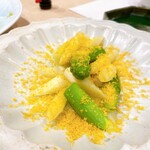 蕎麦割烹  倉田 - 青・白アスパラガス塩ゆで　カラスミ