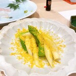 蕎麦割烹  倉田 - 青・白アスパラガス塩ゆで　カラスミ
