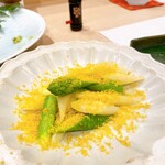 蕎麦割烹  倉田 - 青・白アスパラガス塩ゆで　カラスミ