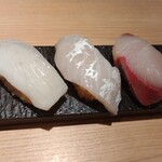 鮨・酒・肴 杉玉 - 欲張り、塩レモン。
            イカ、鯛、ハマチ