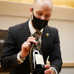 美会 - この日から勤務のアレックスさん
      ソムリエバッチが輝いています。