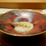 美会 - ●のどぐろ煮 ココナッツとレモングラスのソース
      ソースには新れんこん、干貝柱、そして菊の花を散らして。