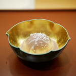 美会 - ●タイ風葛寄せ
      ココナッツとパンダンリーフの葛寄せに小豆ソースを纏わせて。